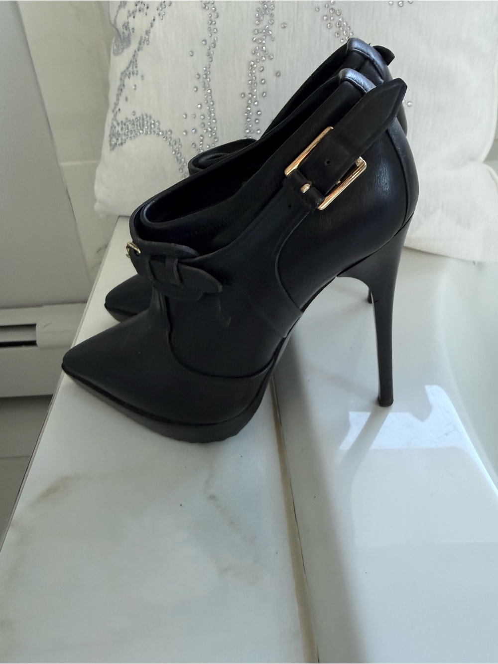 Burberry Black Leather Pointed-Toe Stiletto Ankle Boots. sz37.5